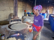 Ethiopia: This woman is an employee at Habesha Tikus Injera Share Company, a bakery in Ethiopia owning eight efficient Mirt stoves to produce the typical injera bread. The GIZ Energy Coordination Office in Ethiopia has trained over 500 small-scale stove producers that sell their Mirt stoves to social institutions, households and private companies like this bakery. <br />
© GIZ / Berhanu Negasy