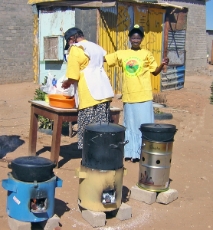 Namibia (Frauen mit Herden): An on-site catering business by two Namibian women using wood saving stoves to prepare meals on site during small events in informal settlements of Windhoek. <br />
© GIZ / Robert Schultz