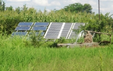 India: Solar pump in Bihar, India that is used for irrigating a farmer’s field. <br />
© GIZ / Thomas Pullenkav