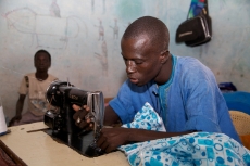 Senegal: Tailor in a Senegalese village that was electrified with a solar mini-grid with support from GIZ.<br />
© GIZ / Sandy Haessner