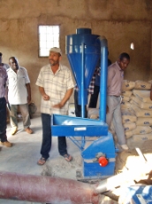 Mozambique: Operator of micro-hydro power plant and grain mill in Mozambique who received technical and financial support from GIZ.<br />
© GIZ / Monika Rammelt